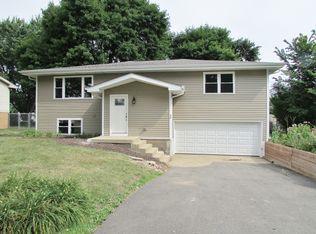 30 Sunset Dr, Cary, IL 60013