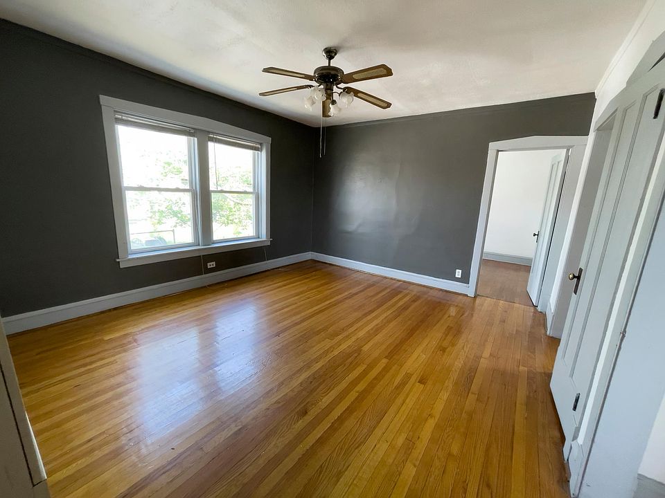The living room is 13' x 15'