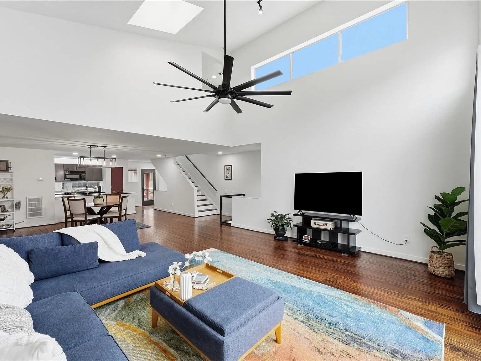 2 bed, 2.0 bath, 1938 sqft, $2,200 — Photo 2