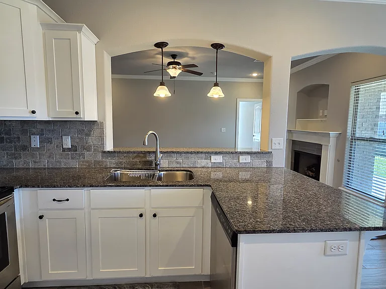 404 W Gillian Ave — Photo 4