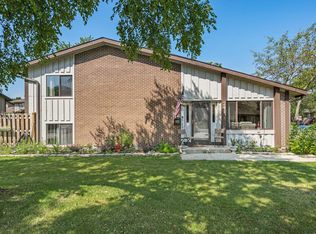 741 Circle Dr, Roselle, IL 60172