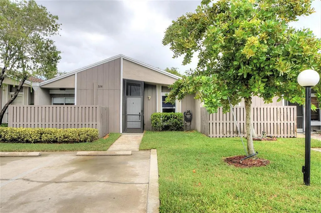514 Woodgate Cir — Photo 2