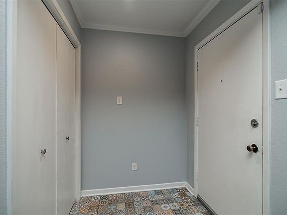 4th image of 2211 Oakwood Ln