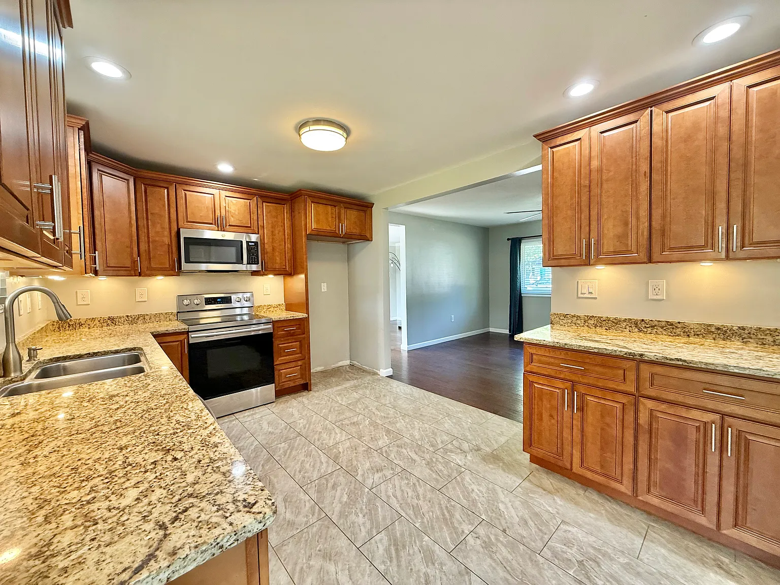 3 bed, 1084 sqft, $2,000 — Photo 4