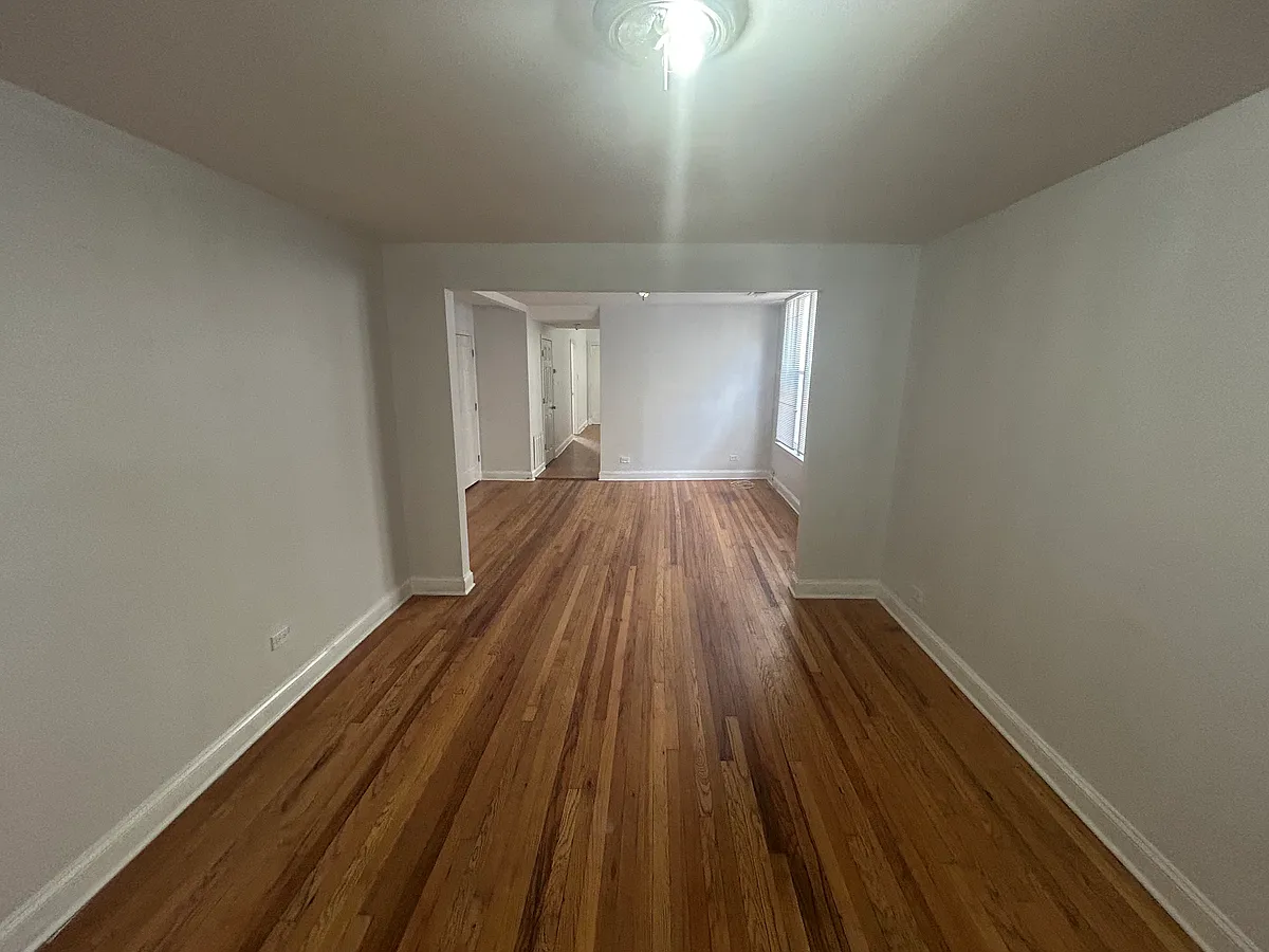 Building Photo - 3508 W Montrose Ave #2F
