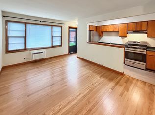 586 N Rozanne Dr APT B, Addison, IL 60101