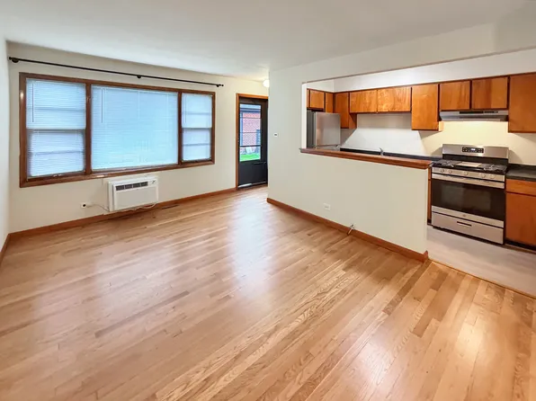 586 N Rozanne Dr APT B, Addison, IL 60101