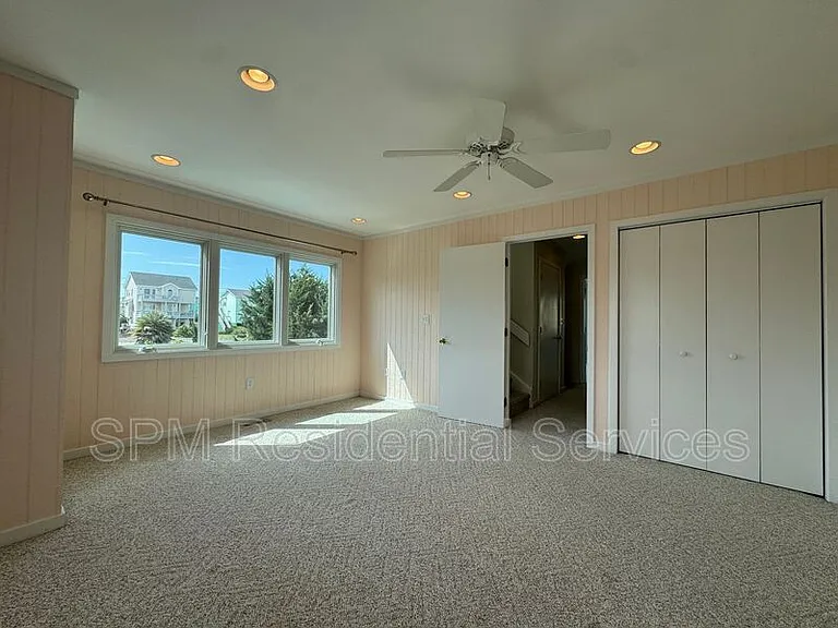 1154 Monroe Ln — Photo 16