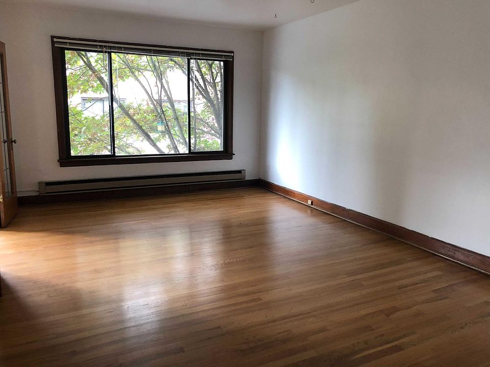 1st image of 903 Bellevue Pl E