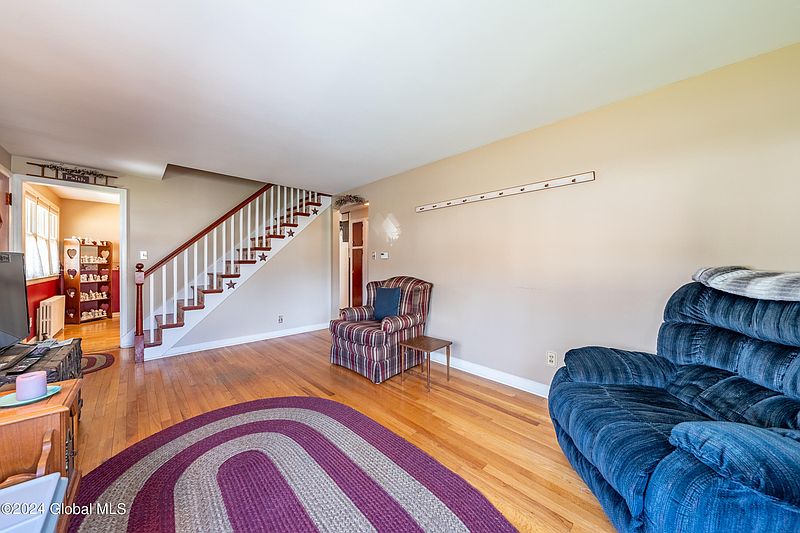 4th image of 318 Sunset Avenue