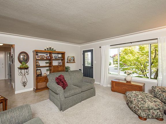 4th image of 631 Baker Dr