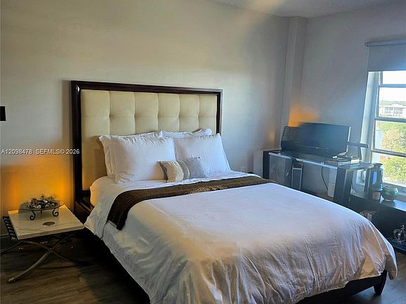 3rd image of 4174 Inverrary Dr APT 1005