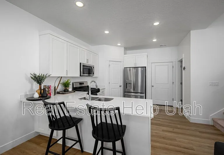 281 W 1150 N — Photo 2