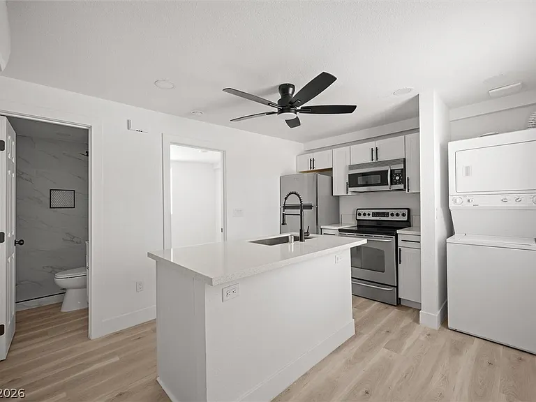 623 N 10th St #B — Photo 2