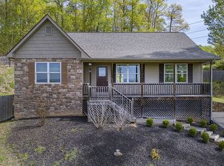 100 Autumnwood Ln, Troutville, VA 24175