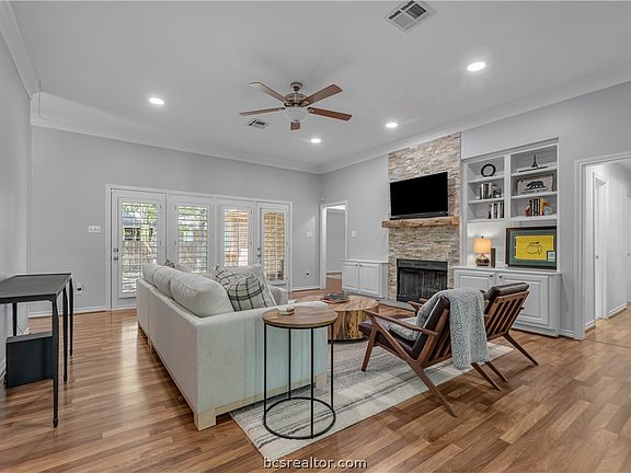 2nd image of 801 Merion Ct