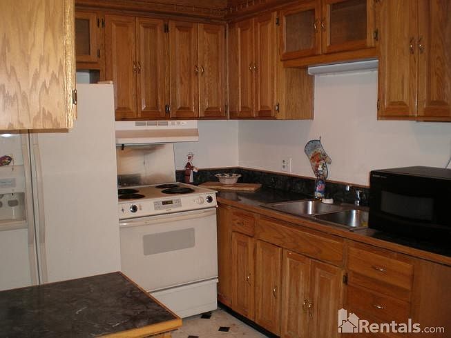 2nd image of 32718 Grand River Ave Unit B4