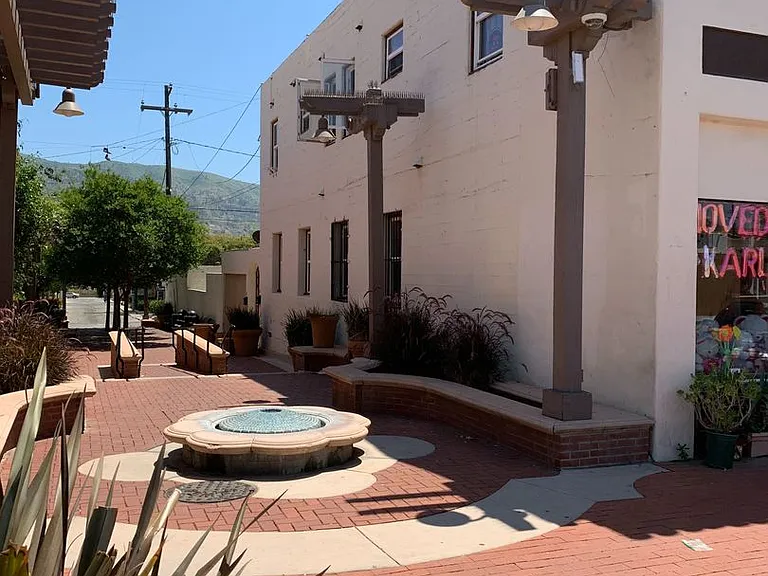 824 E Main St — Photo 2