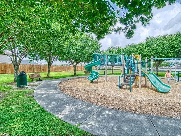 1907 Wooded Acres Dr — Photo 20