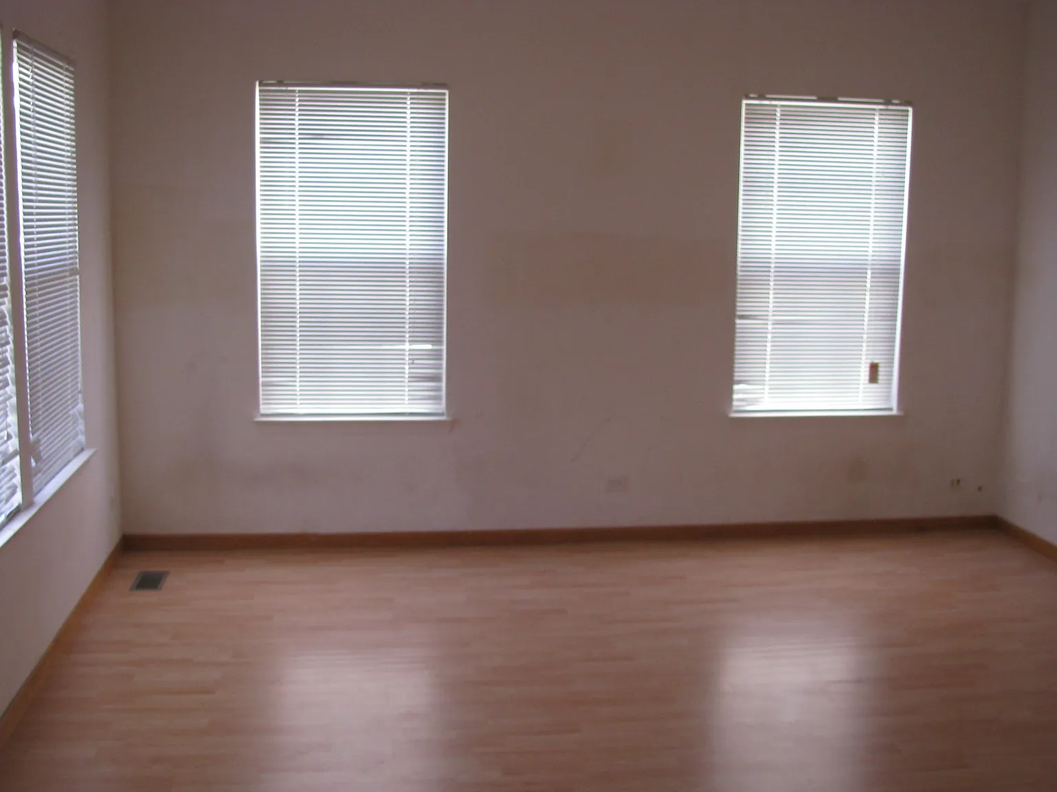 5 bed, 3.5 bath, 2500 sqft, $3,600 — Photo 2