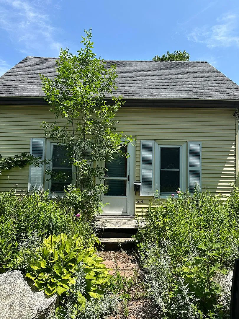 Spacious 45 Bedroom Home on French Island Old Town — Photo 2