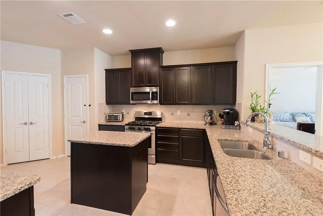 3 bed, 1860 sqft, $2,100 — Photo 3