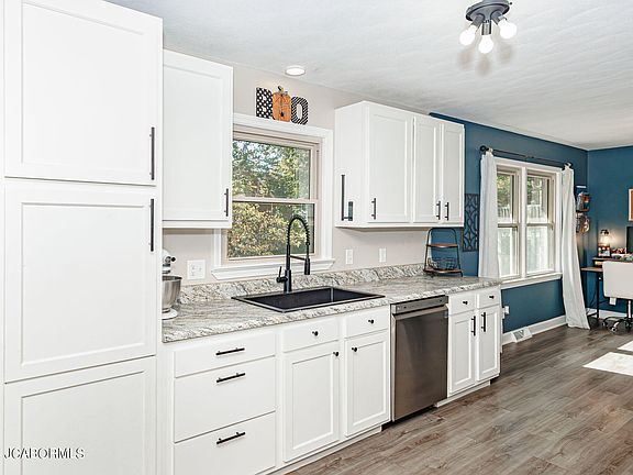 5th image of 1911 N Circle Dr