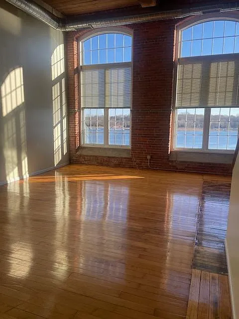 Victoria Riverside Townhouse Lofts — Photo 2