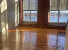 Victoria Riverside Townhouse Lofts