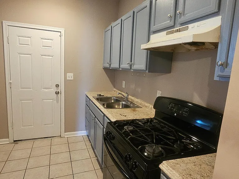 2548 Oswego Ave — Photo 6