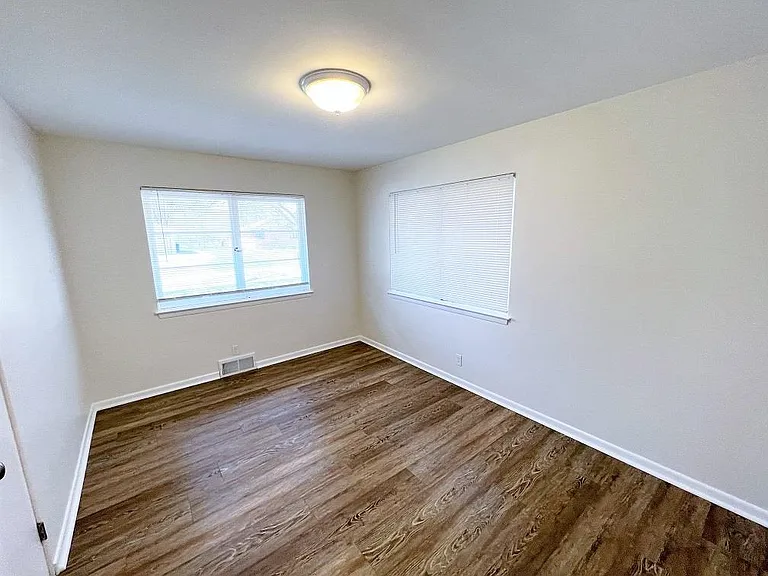 4504 Chatham Dr — Photo 8