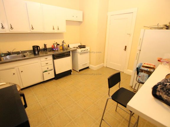 2nd image of 2031 Commonwealth Ave #170