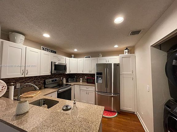5th image of 4952 SW 32nd Ave