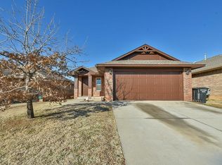 639 SW 37th St, Moore, OK 73160