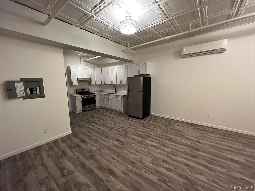 1 bed, 1.0 bath, 634 sqft, $1,425 — Photo 2