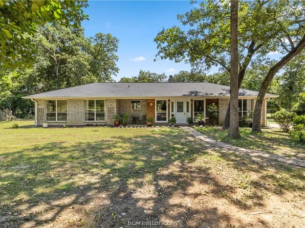 6 W Trail Ln, Hilltop Lakes, TX 77871