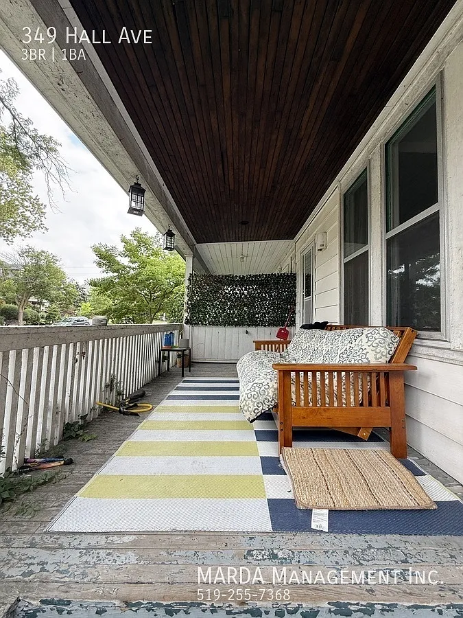 Charming 3 Bed/1 Bath Townhouse - Walkerville + Ydro, Water & Gas! — Photo 2
