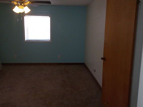 5th image of 300 E Avenue C