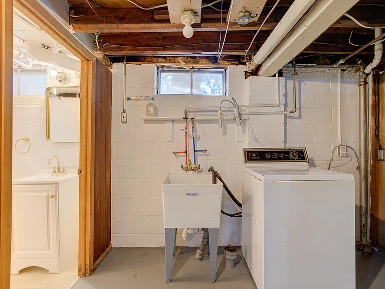 835 Allen St — Photo 36