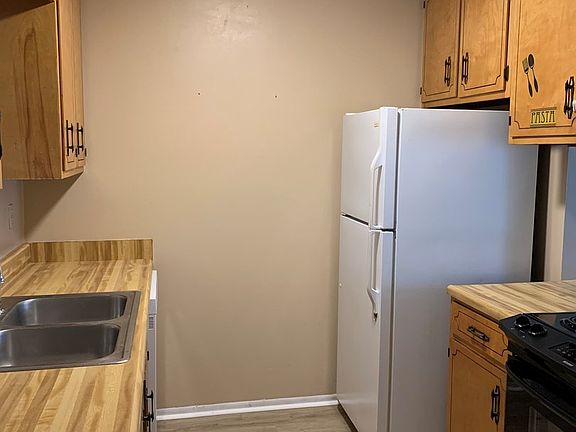 4th image of 2428 Johnson Dr
