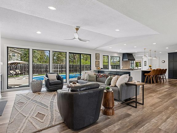 4th image of 335 Queensland Ln N