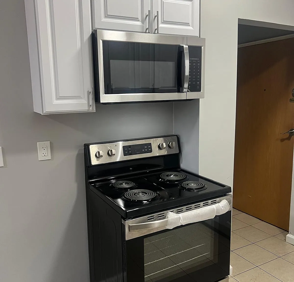 2 bed, 850 sqft, $2,200 — Photo 1