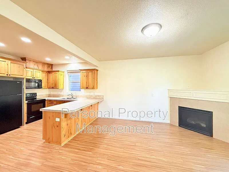 3 bed, 2.5 bath, 1349 sqft, $2,295 — Photo 3