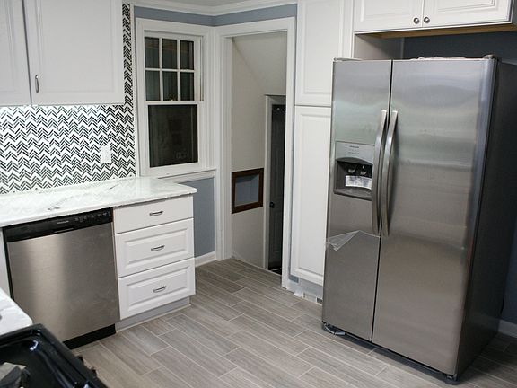 3rd image of 75 Cresthaven Dr
