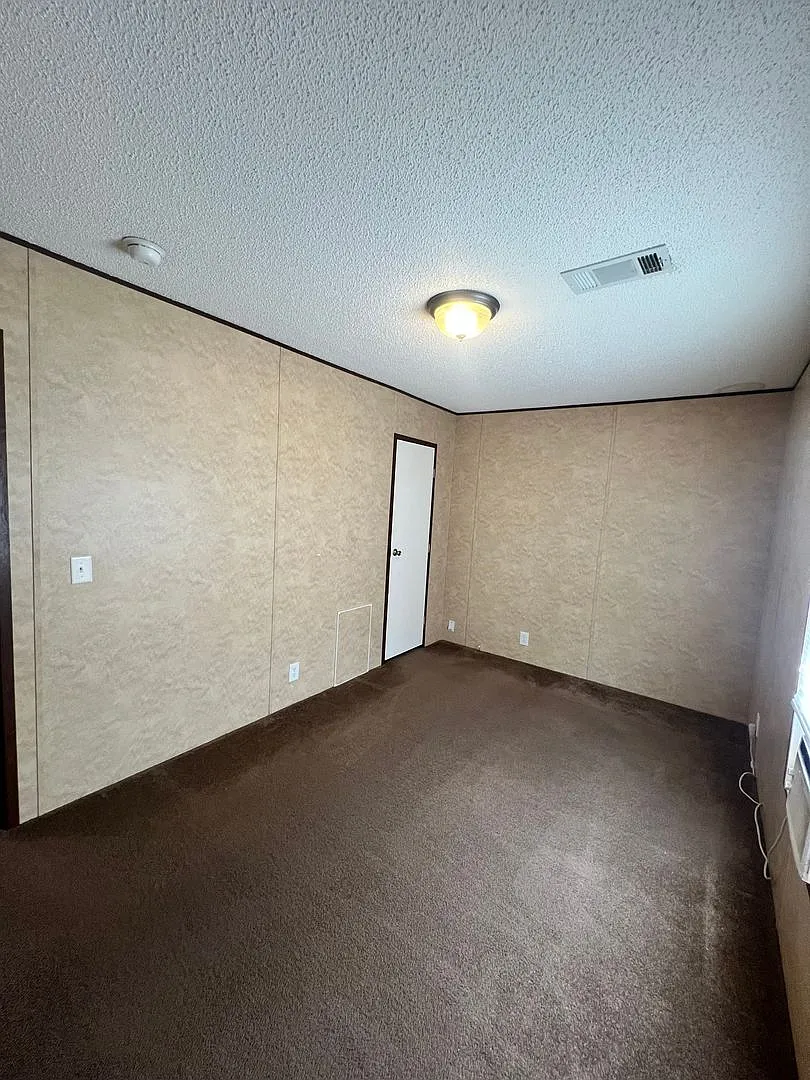 3 Bedroom / 2 Bathroom Home Utilities Not Included — Photo 3