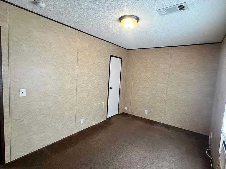 512 W Alabama Ave — Photo 3