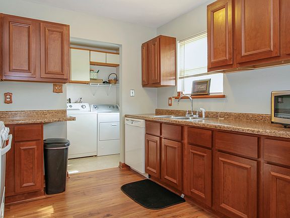 5th image of 141 Cedarwood Ave