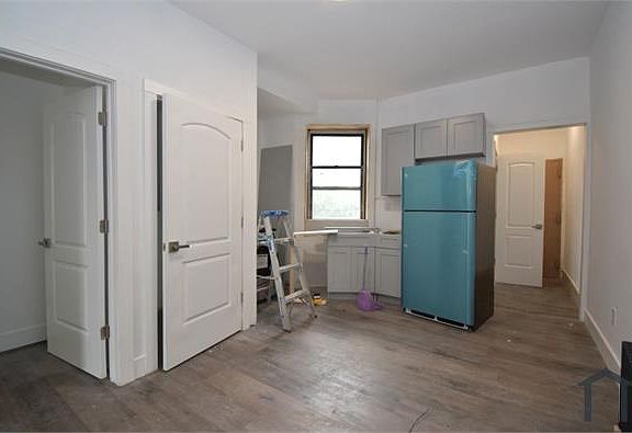 3rd image of 1047 Hoe Ave #2E