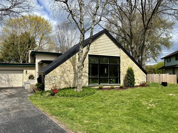 N57W35772 Surrey COURT, Oconomowoc, WI 53066