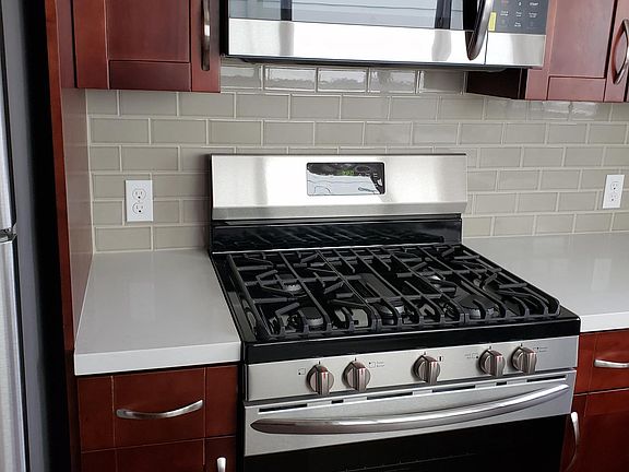 4th image of 461 Poplar Ave